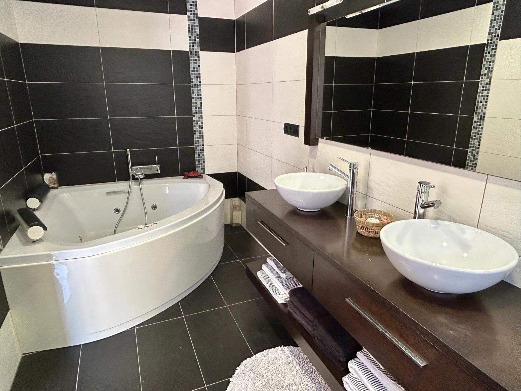 Casa Con Jacuzzi Y Piscina Con Vistas Al Castillo 科尔韦拉德拉里韦拉 外观 照片