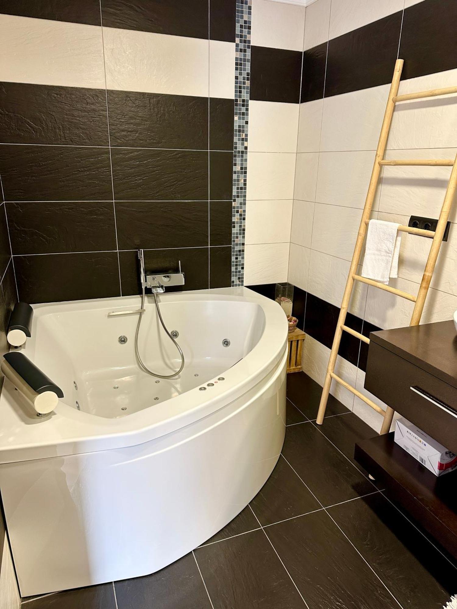 Casa Con Jacuzzi Y Piscina Con Vistas Al Castillo 科尔韦拉德拉里韦拉 外观 照片